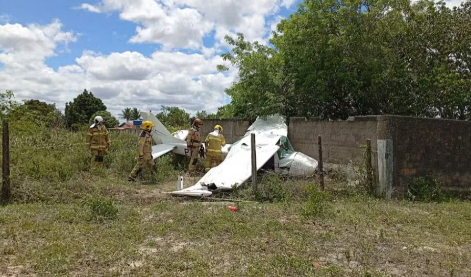 Avião de pequeno porte cai e deixa feridos em Campina Grande