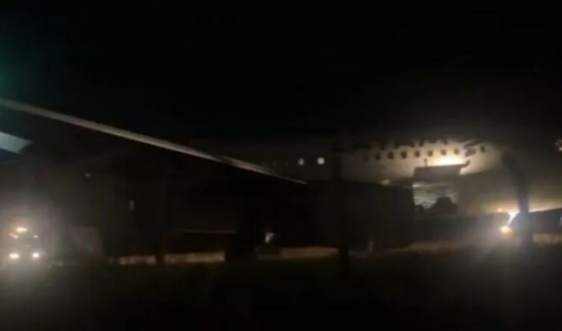 Avião da Latam com 107 passageiros sai da pista durante o pouso em SC