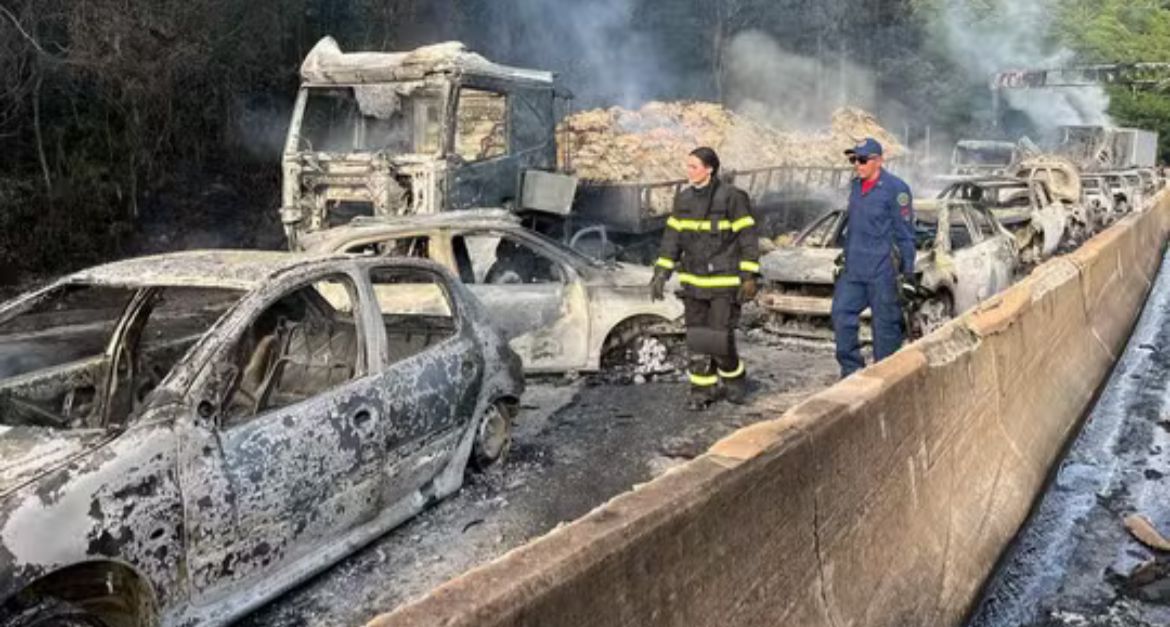 Acidente no Morro dos Cavalos: BR-101 é liberada após caminhão tombar, explodir e incendiar veículos em SC