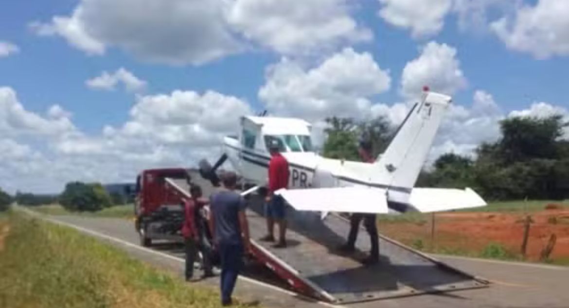 Avião faz pouso forçado em trecho de rodovia na Bahia