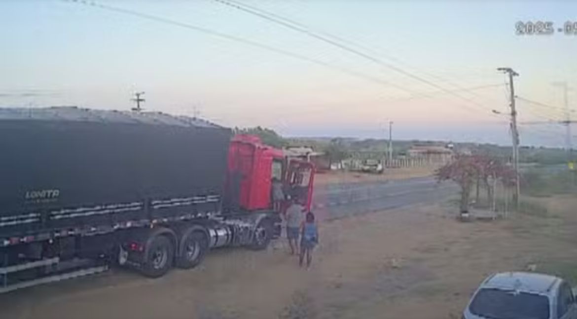 Casal morre e criança fica ferida após motorista perder controle de carreta e bater em imóvel na Bahia