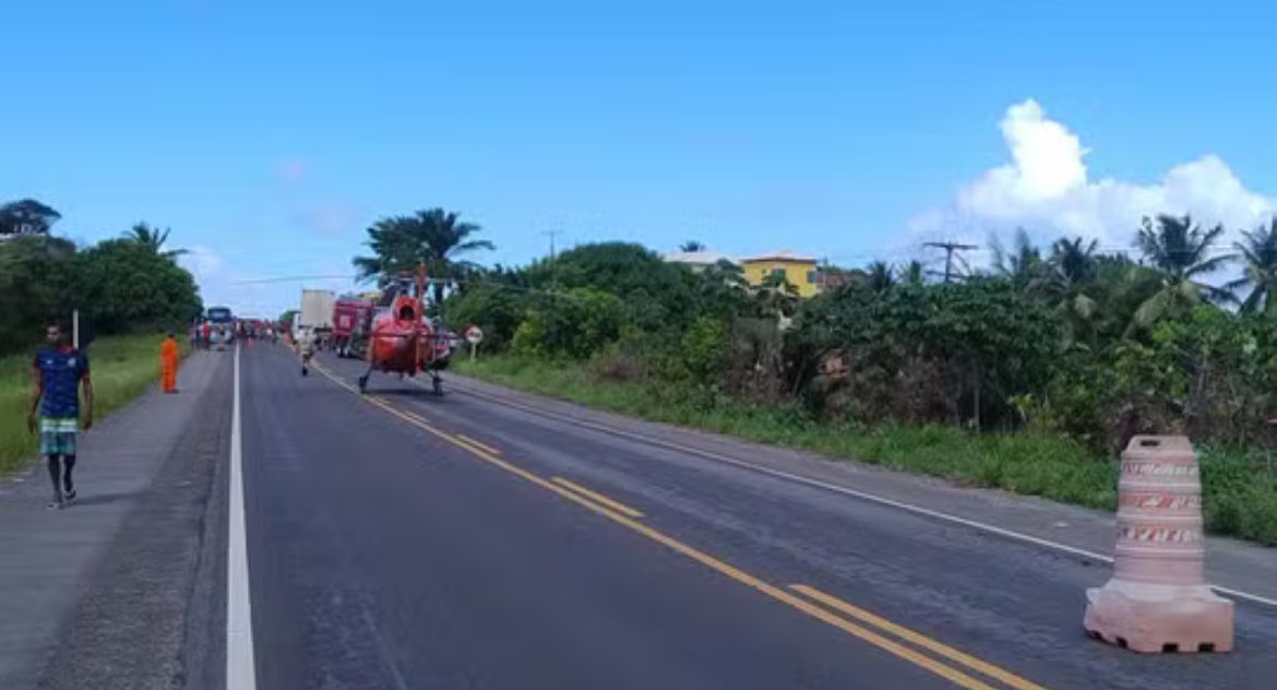 Colisão entre dois carros e micro-ônibus provoca morte de três pessoas e deixa outras quatro feridas na Bahia
