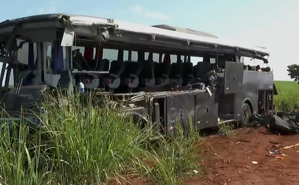 Acidente entre caminhão e ônibus com universitários deixa 12 mortos em rodovia no interior de SP