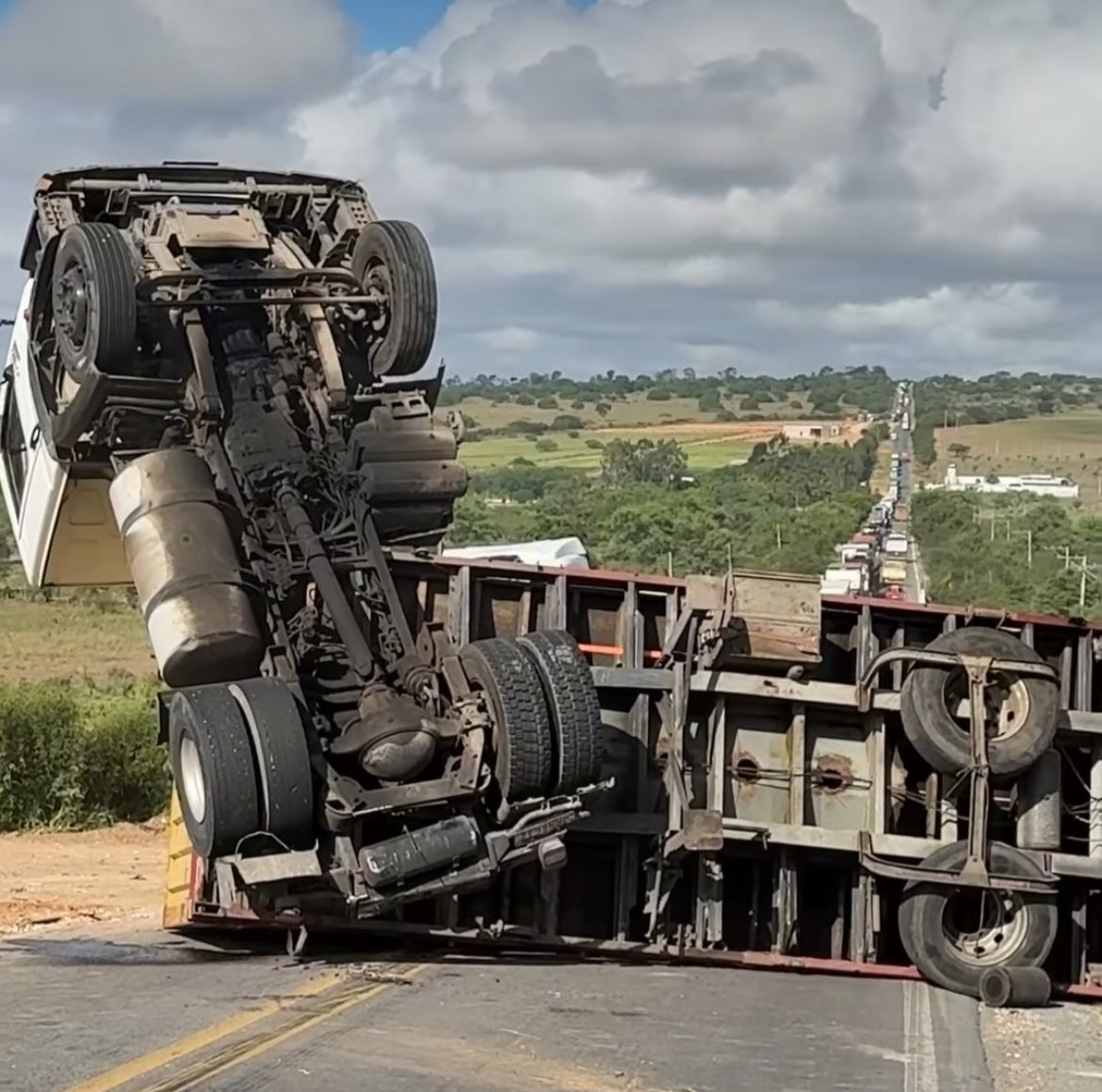 Carreta tomba e causa lentidão no tráfego da BR-410, Ribeira do Pombal e Tucano - Bahia.