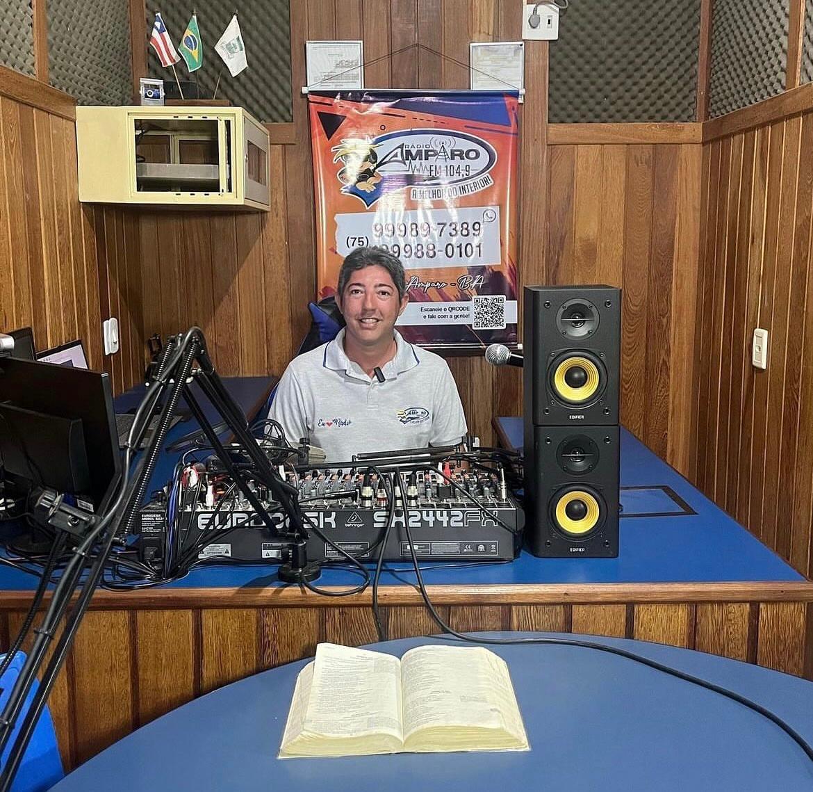 O LOCUTOR MAIS EXPERIENTE DA CIDADE DE RIBEIRA DO AMPARO - BAHIA É TAMBÉM DESTAQUE DA COMUNICAÇÃO.
