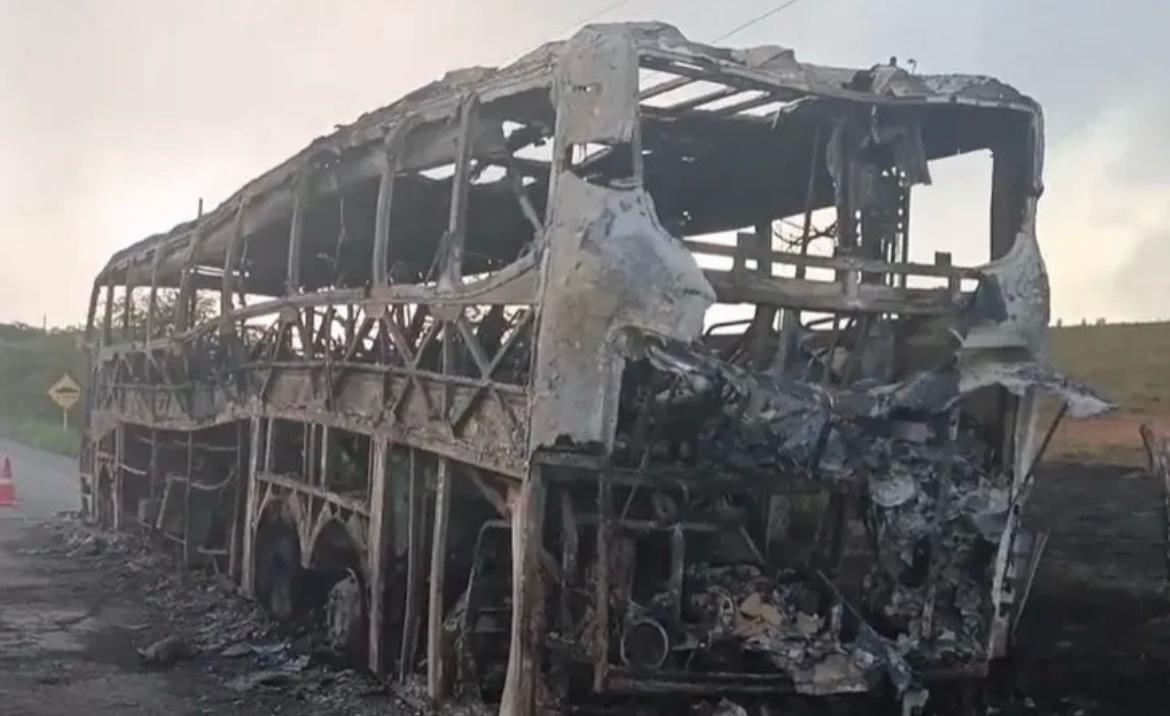 JEREMOABO-BA: ÔNIBUS INCENDEIA NA BR110, POR MILAGRE, SEM VITIMAS.