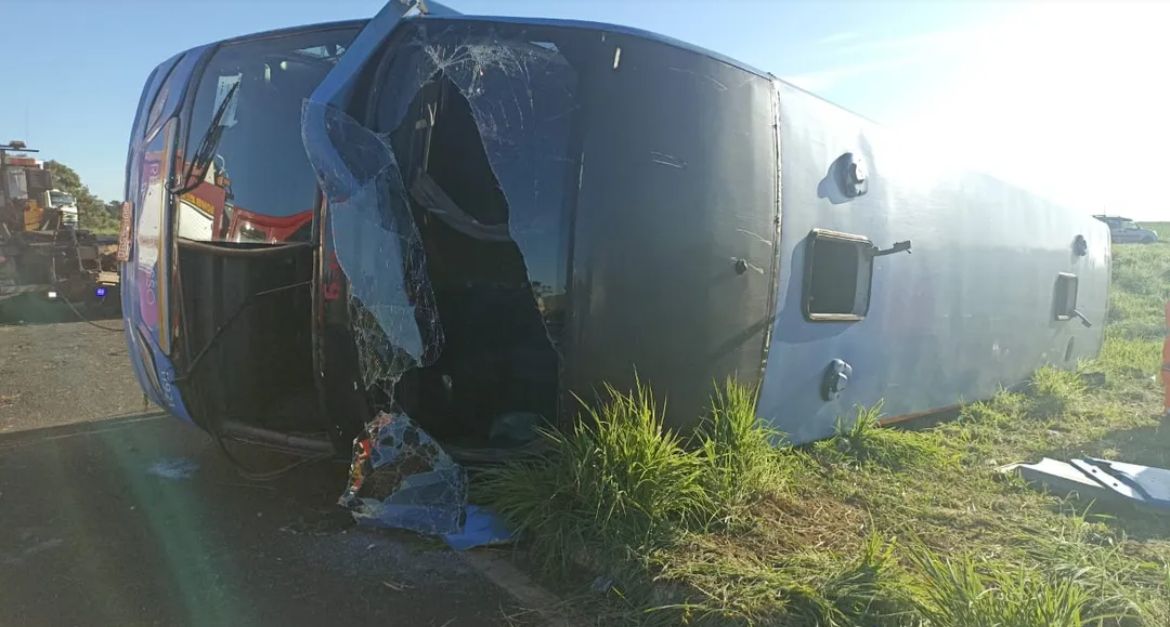 Ônibus tomba com 54 pessoas e deixa 11 mortos na MG-223