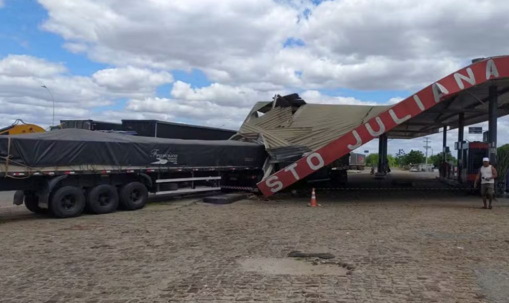 Motorista de caminhão passa mal ao volante e atinge estrutura de posto de combustíveis na Bahia